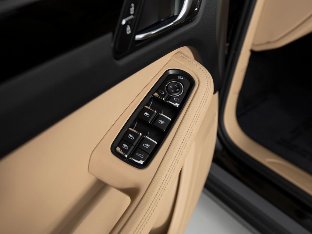 Certified 2025 Porsche Macan image 20