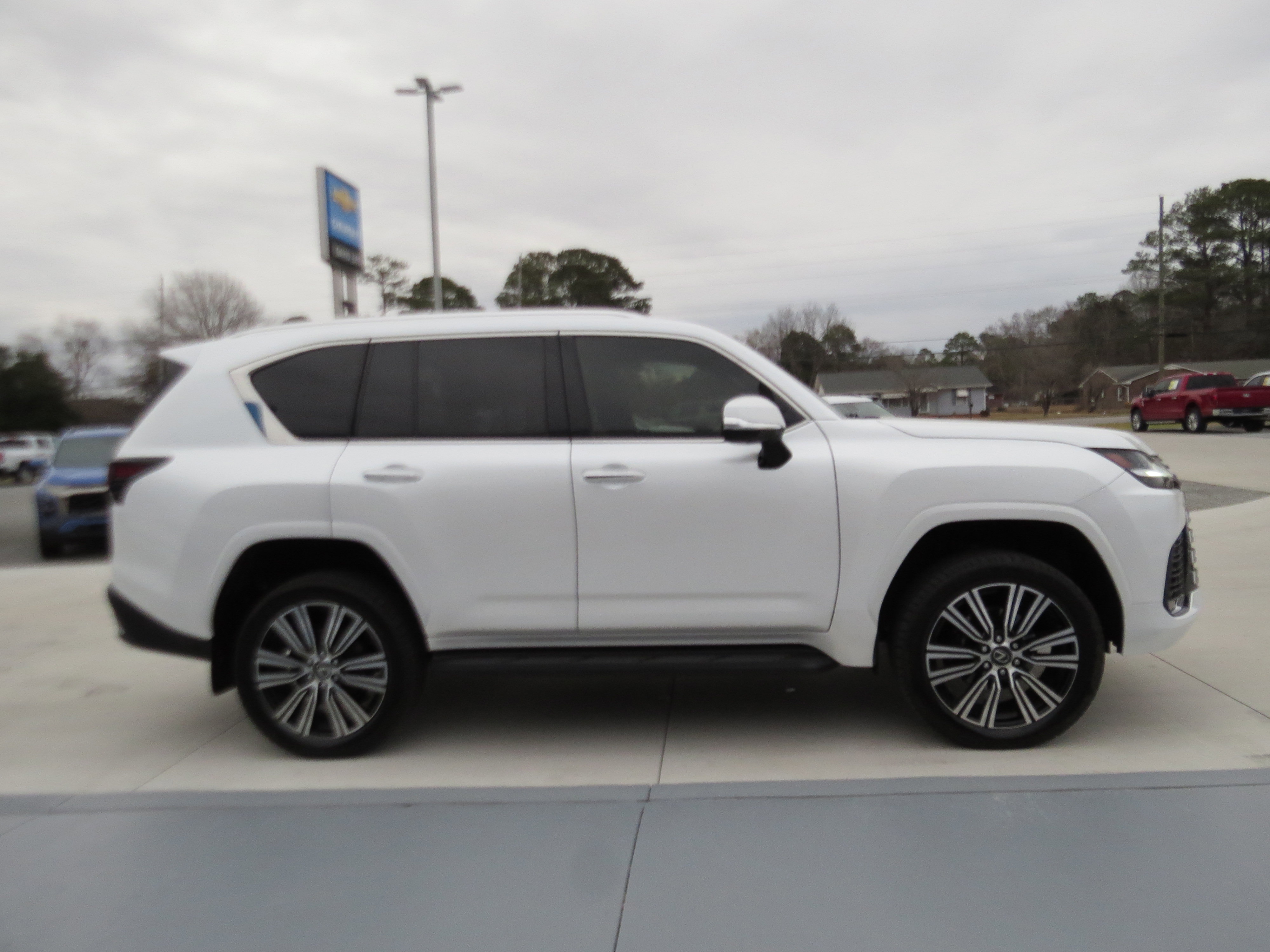 Used 2024 Lexus LX 600 4WD w/ Luxury Package image 6