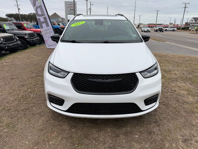 Used 2025 Chrysler Pacifica Limited image 2