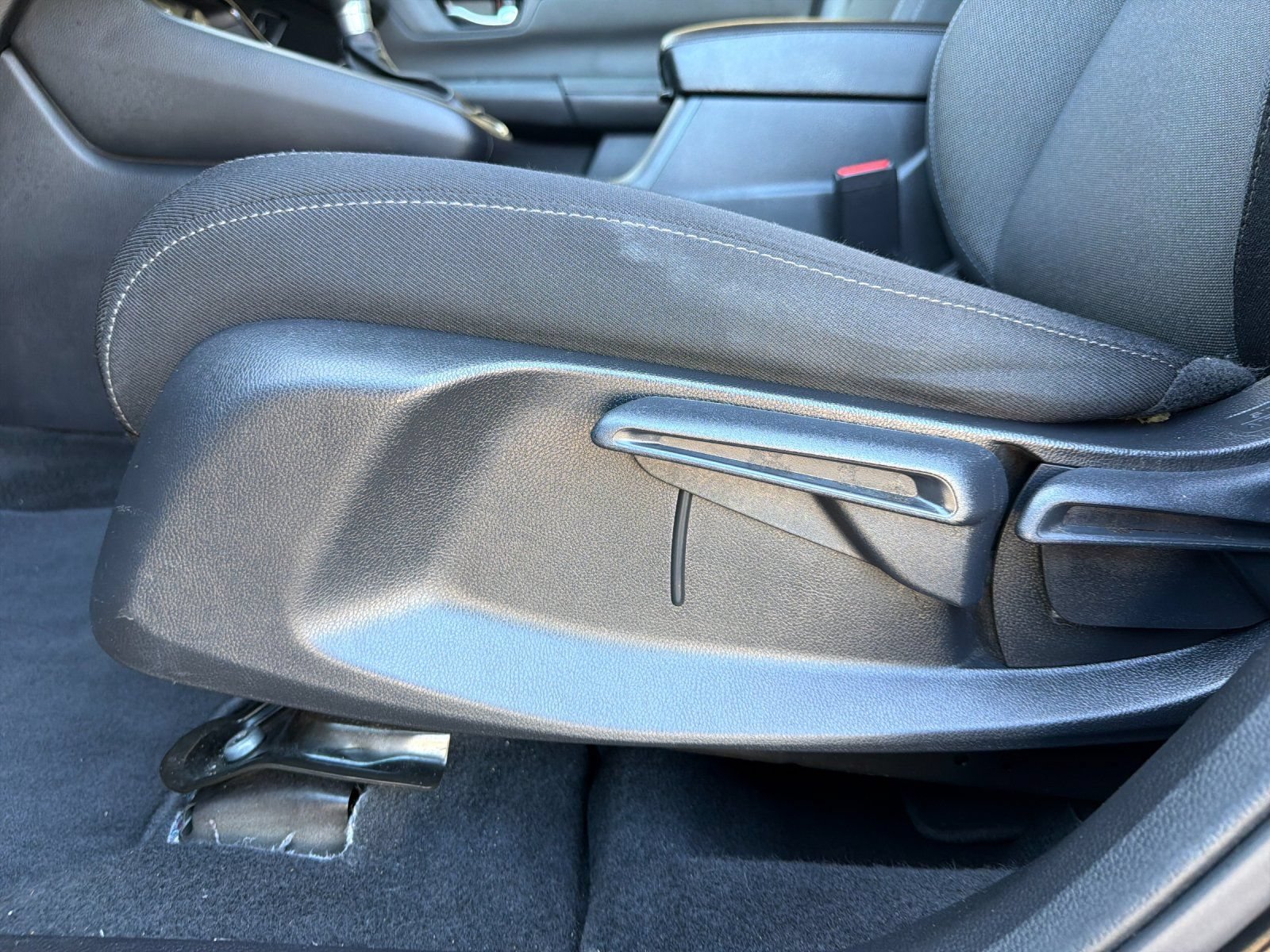 Used 2025 Honda CR-V LX image 12
