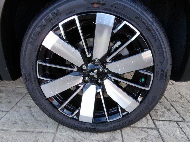 New 2025 Mitsubishi Outlander SE image 12