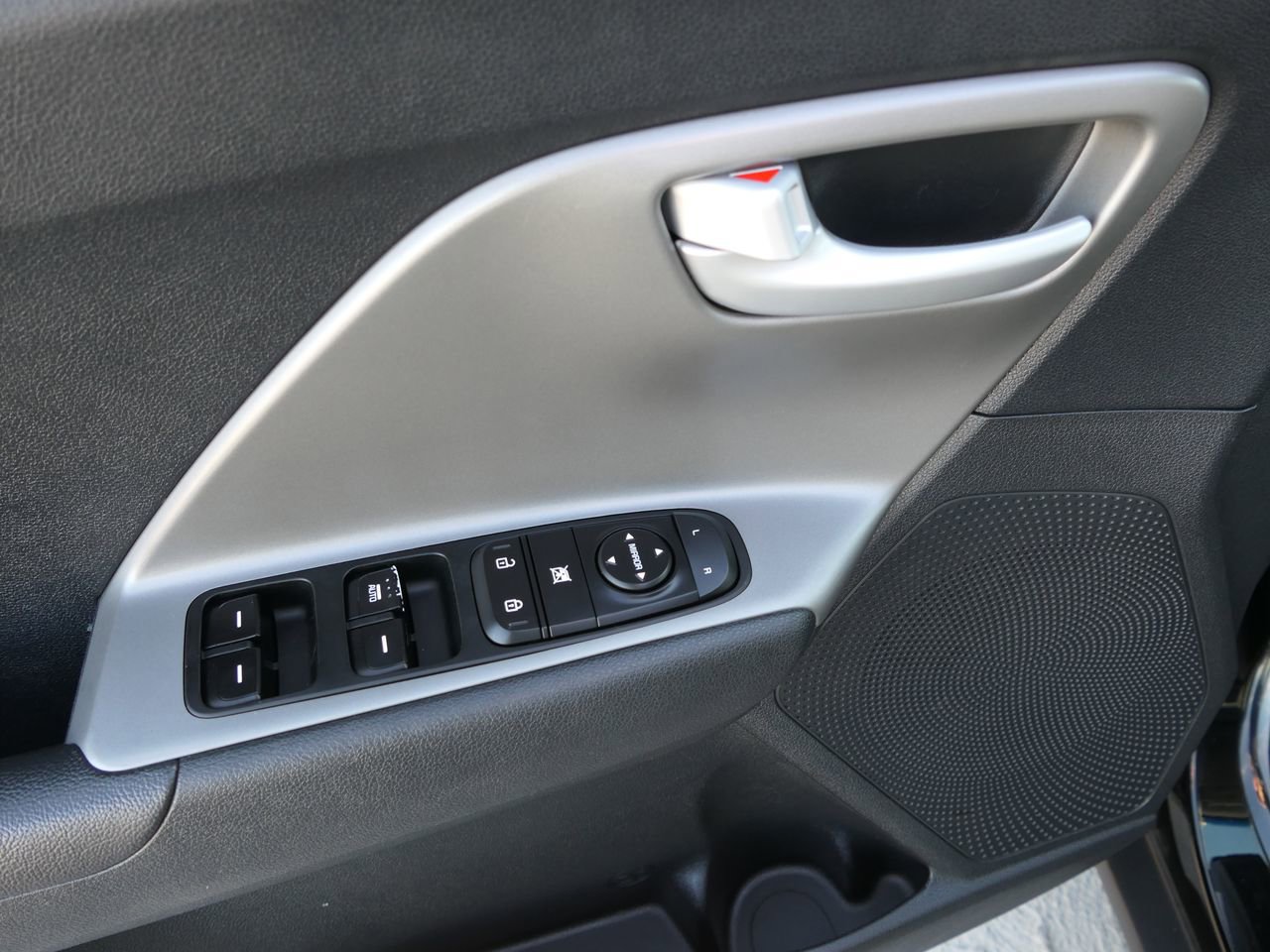 Used 2018 Kia Niro LX image 13