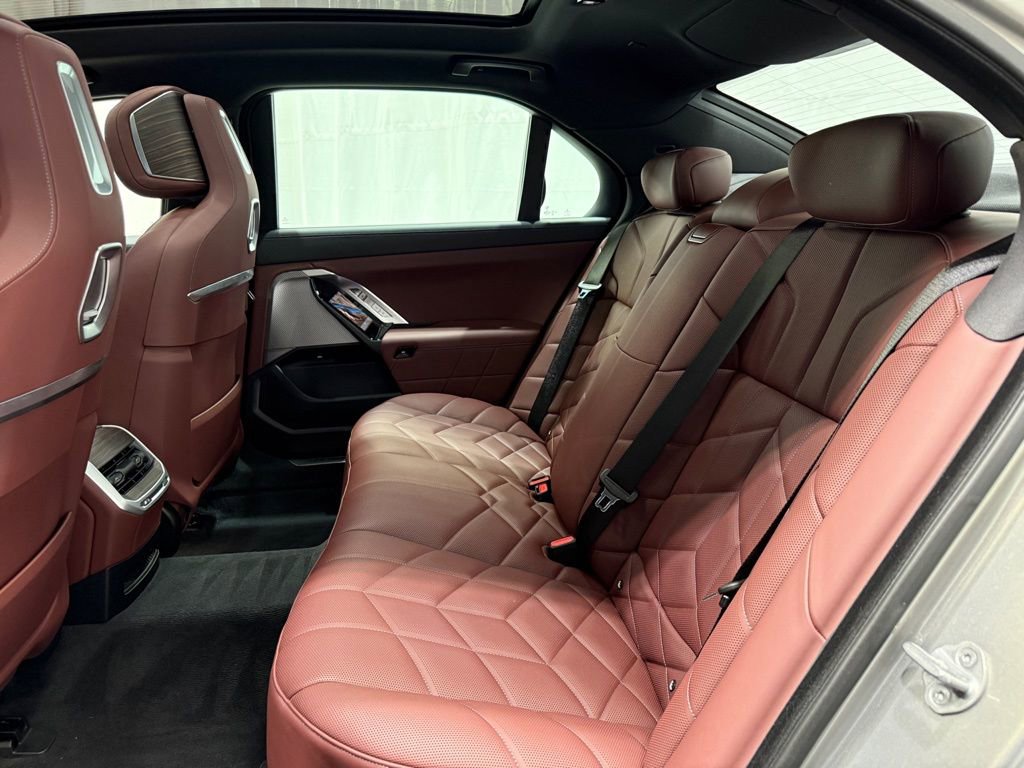 Used 2023 BMW 760i xDrive image 27