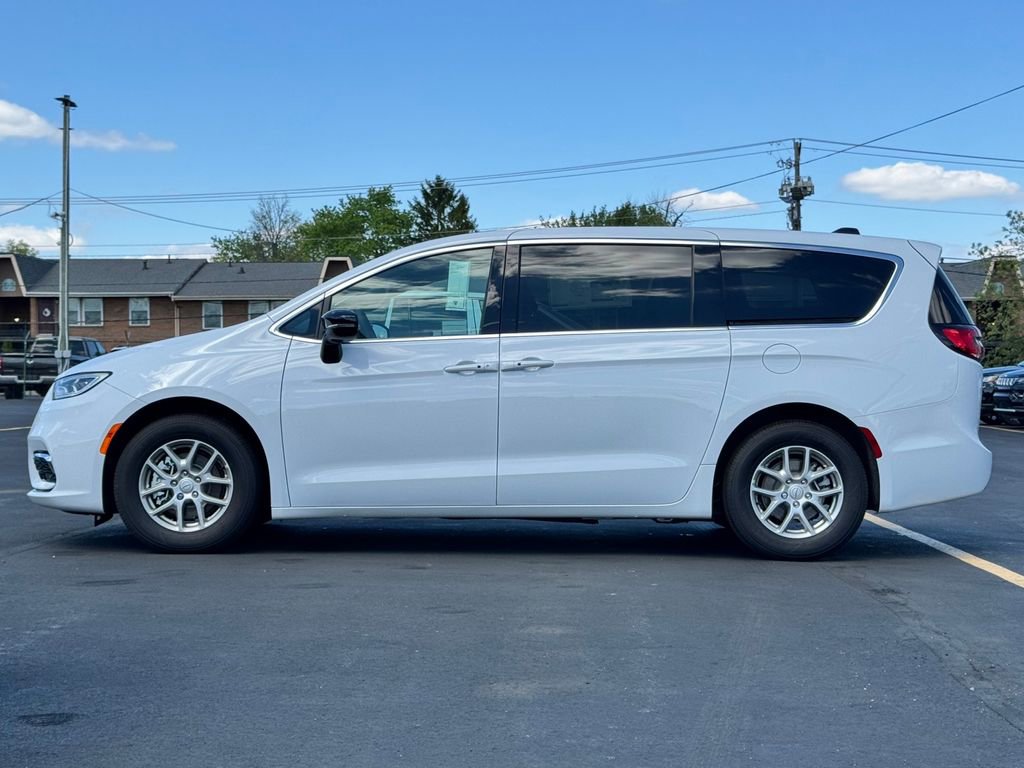 New 2026 Chrysler Pacifica Select image 4