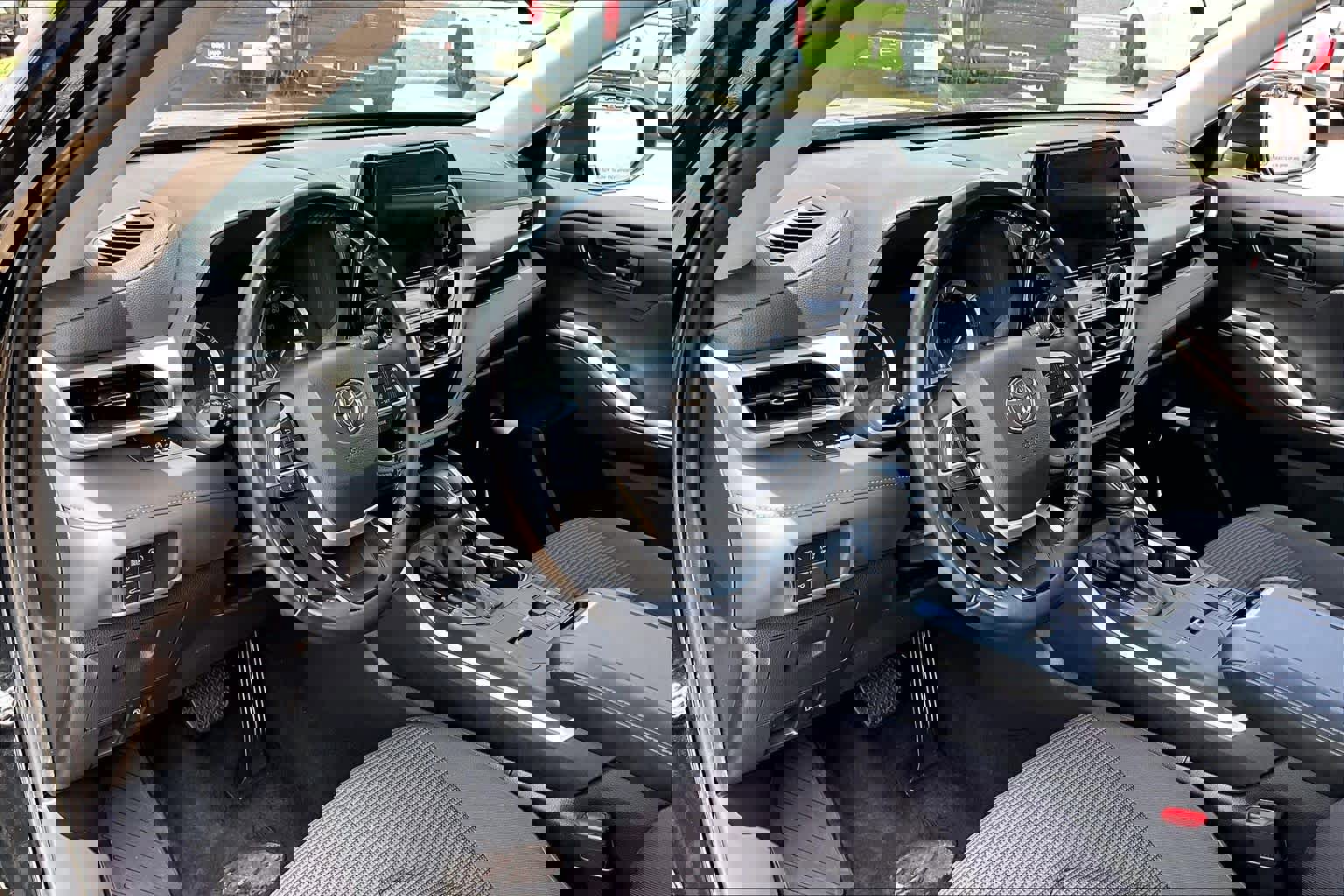 Used 2025 Toyota Highlander LE image 16