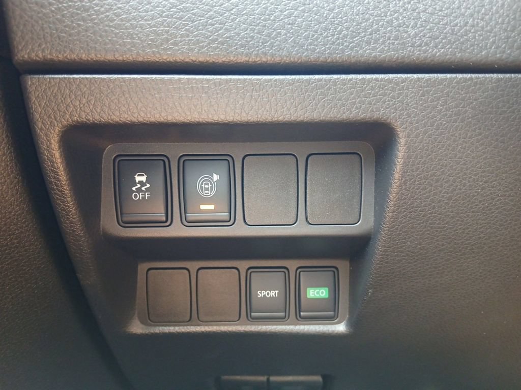 Used 2017 Nissan Rogue SV FWD image 22