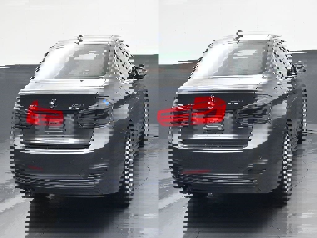 Used 2018 BMW 330i xDrive Sedan w/ Convenience Package image 4