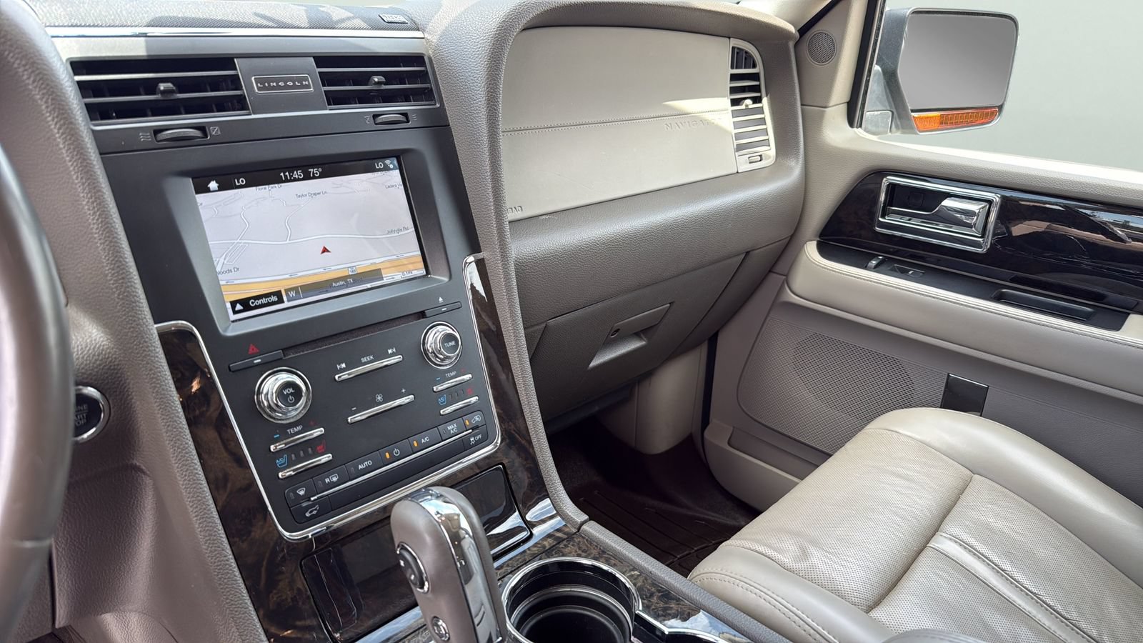 Used 2017 Lincoln Navigator Select RWD image 14