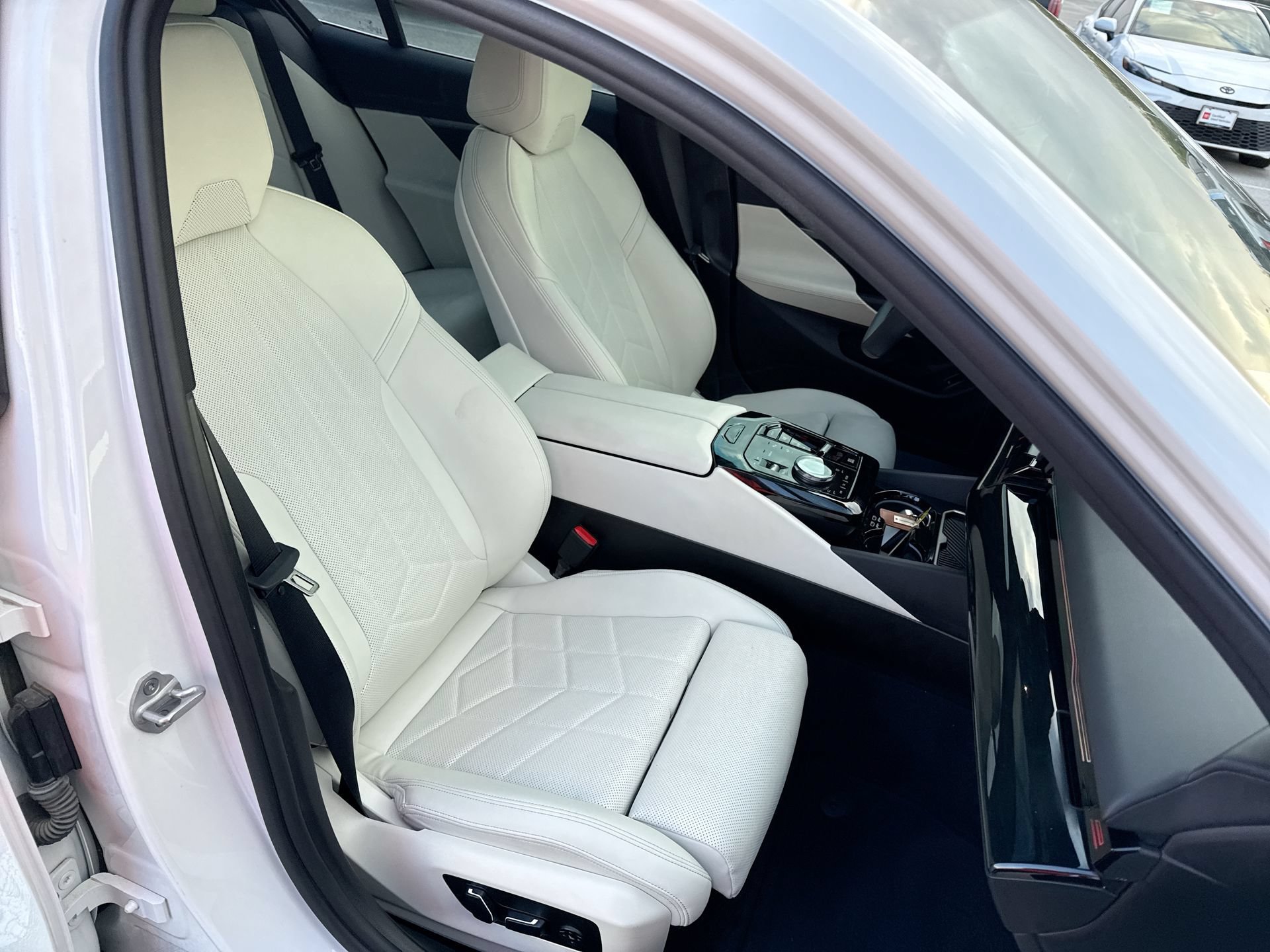 Used 2024 BMW 530i w/ Convenience Package RWD image 26