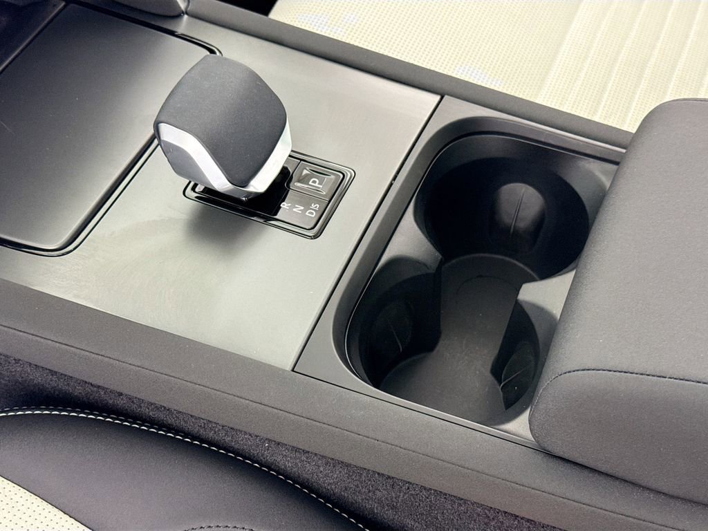 Used 2025 Land Rover Discovery Sport S image 21