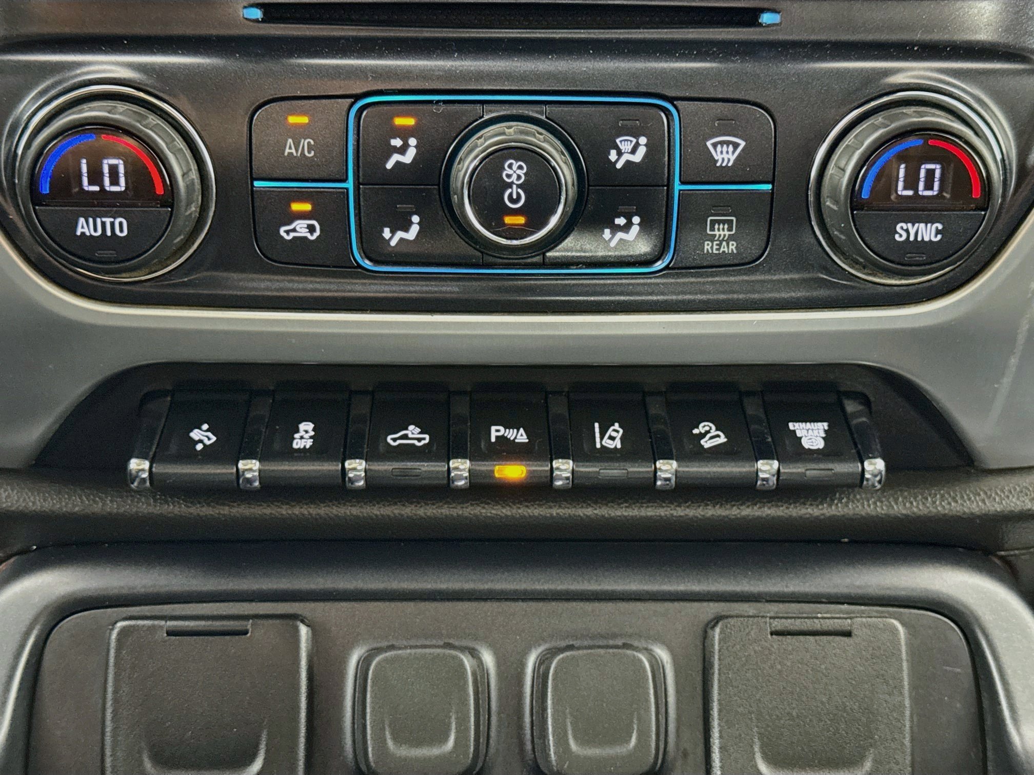 Used 2019 GMC Sierra 2500 SLT w/ Duramax Plus Package AWD/4WD image 17
