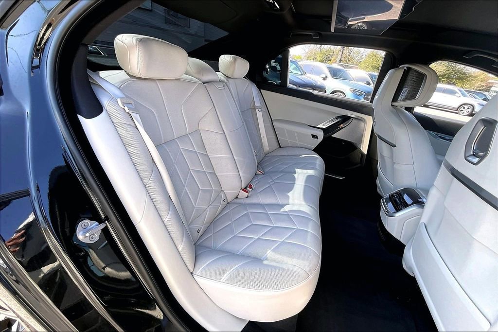 Used 2023 BMW 740i image 22