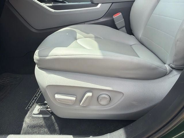 Used 2025 Toyota Highlander XLE AWD/4WD image 8