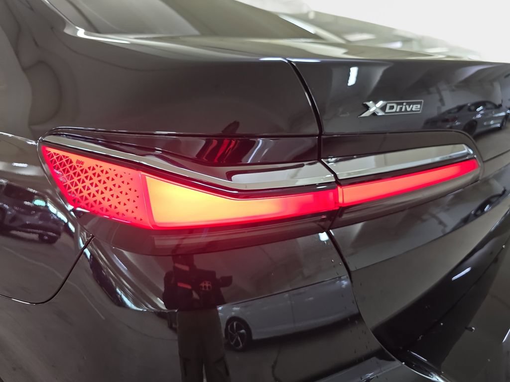 Certified 2024 BMW 750e xDrive w/ Premium Package AWD/4WD image 33