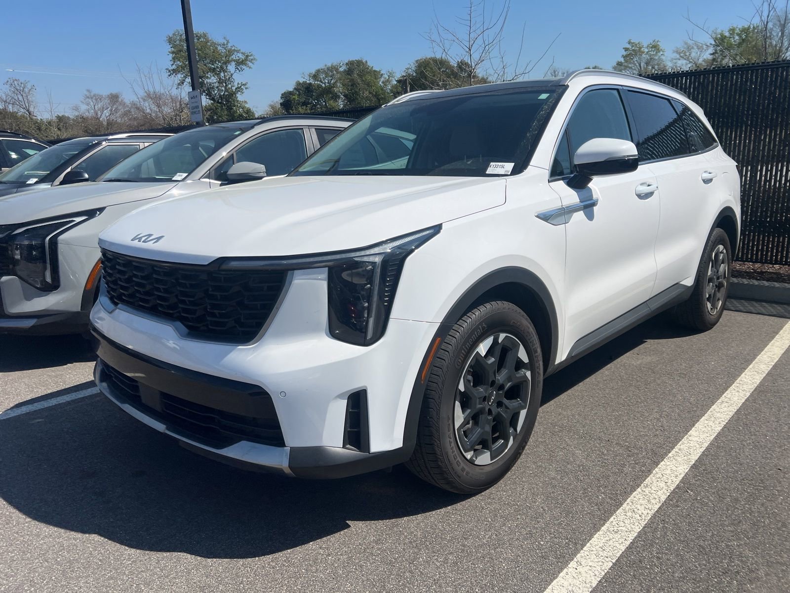 Used 2025 Kia Sorento S w/ Panoramic Sunroof Package image 3