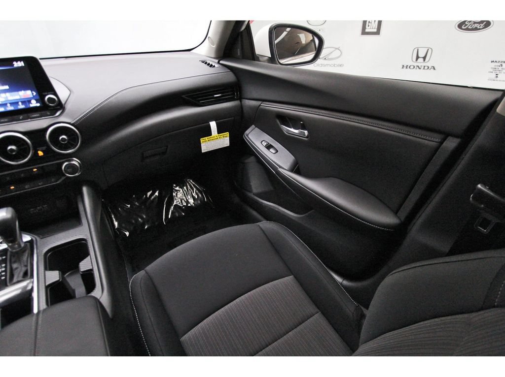 Used 2025 Nissan Sentra SV FWD image 8