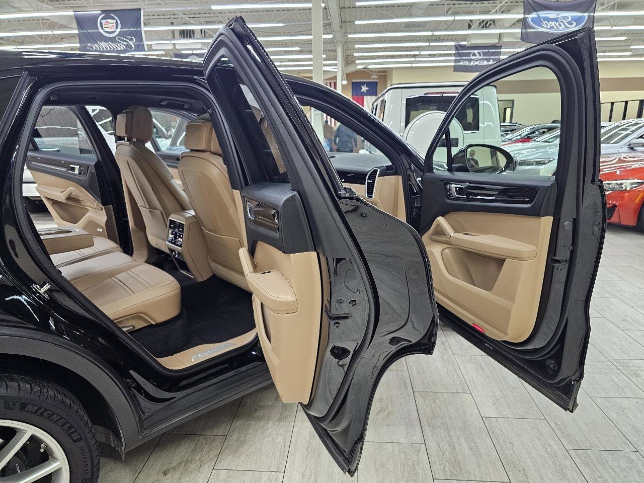 Used 2020 Porsche Cayenne AWD/4WD image 16