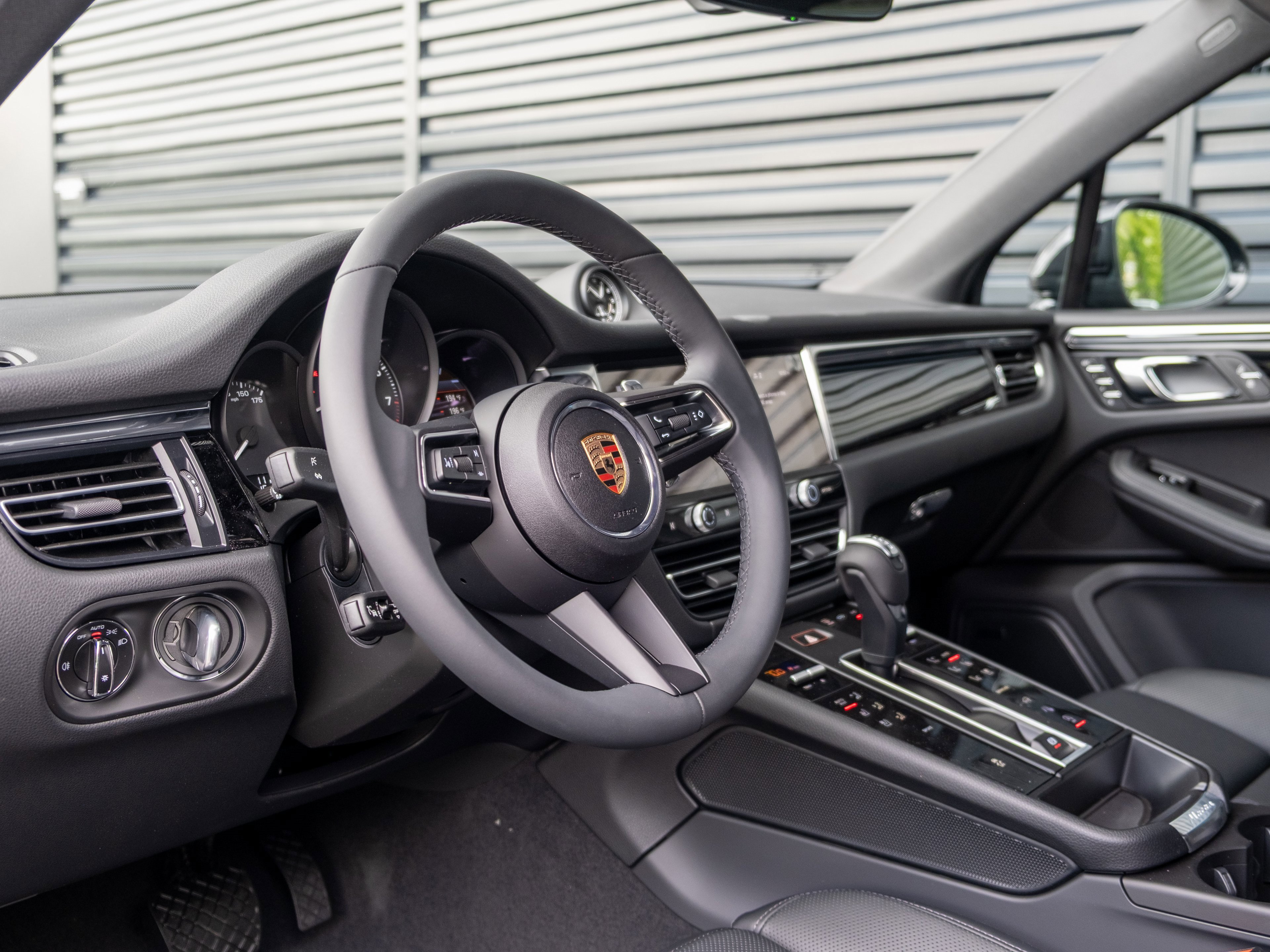 Certified 2025 Porsche Macan image 4