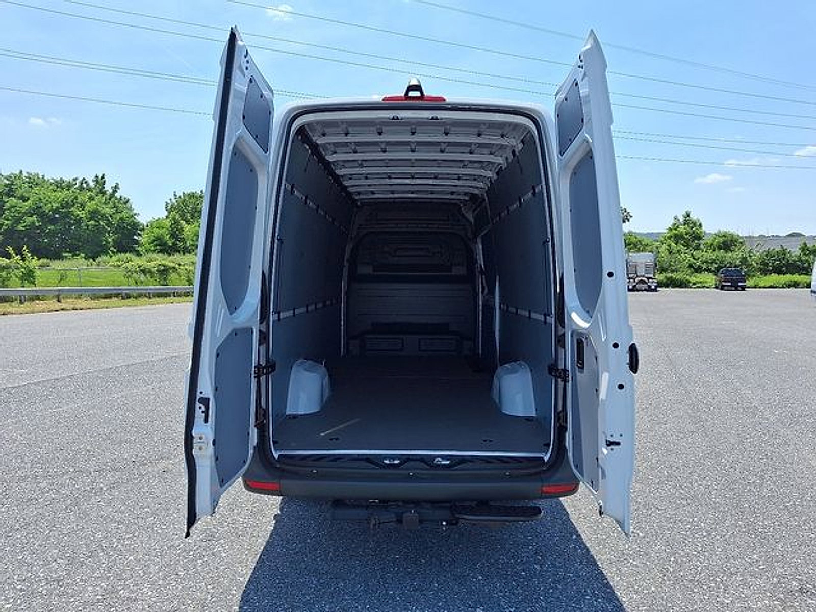 Used 2025 Mercedes-Benz Sprinter 2500 image 10
