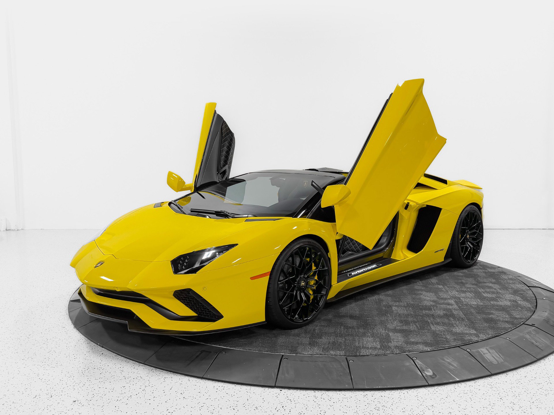 Used 2018 Lamborghini Aventador S AWD/4WD image 3