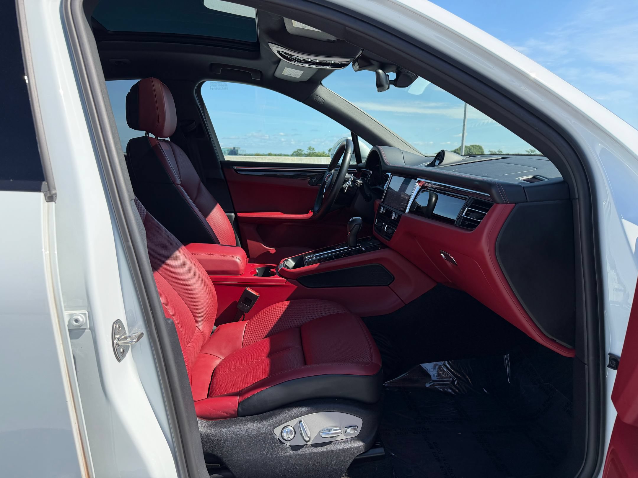 Certified 2023 Porsche Macan AWD/4WD image 22