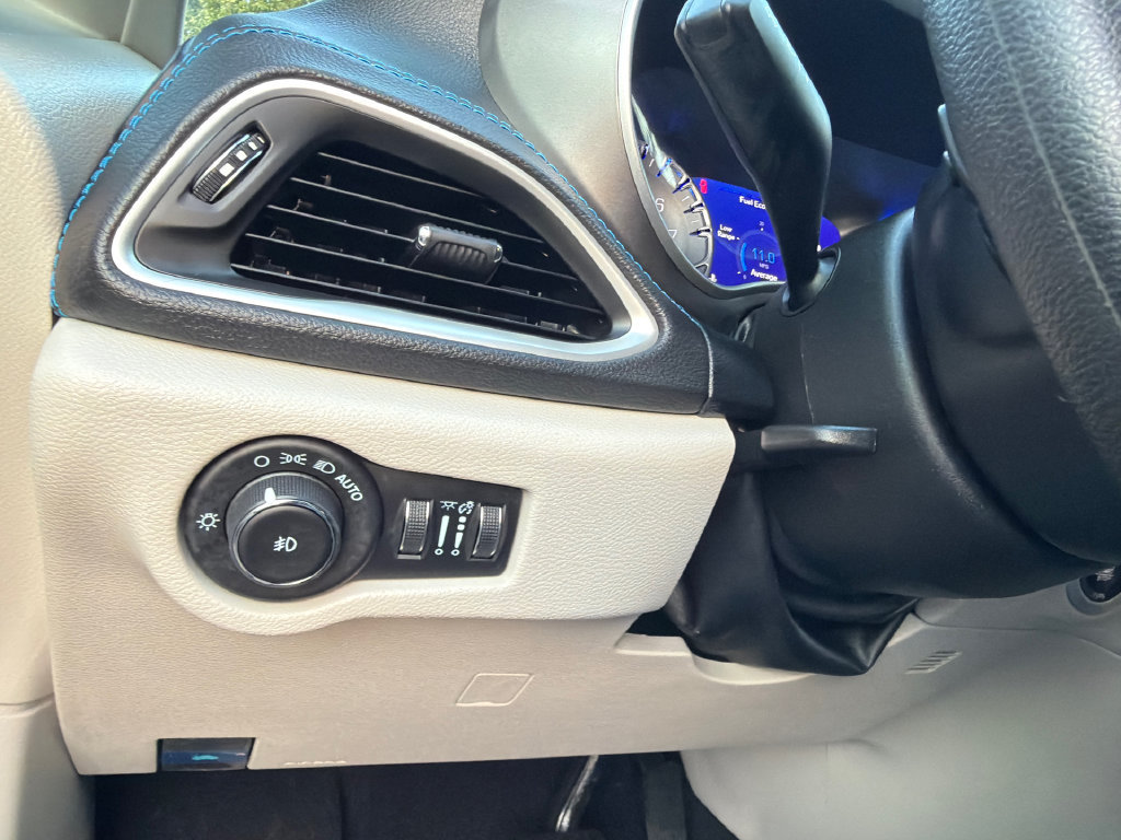 Used 2021 Chrysler Pacifica Touring FWD image 32