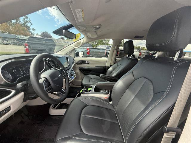 Used 2024 Chrysler Pacifica Touring-L FWD image 24