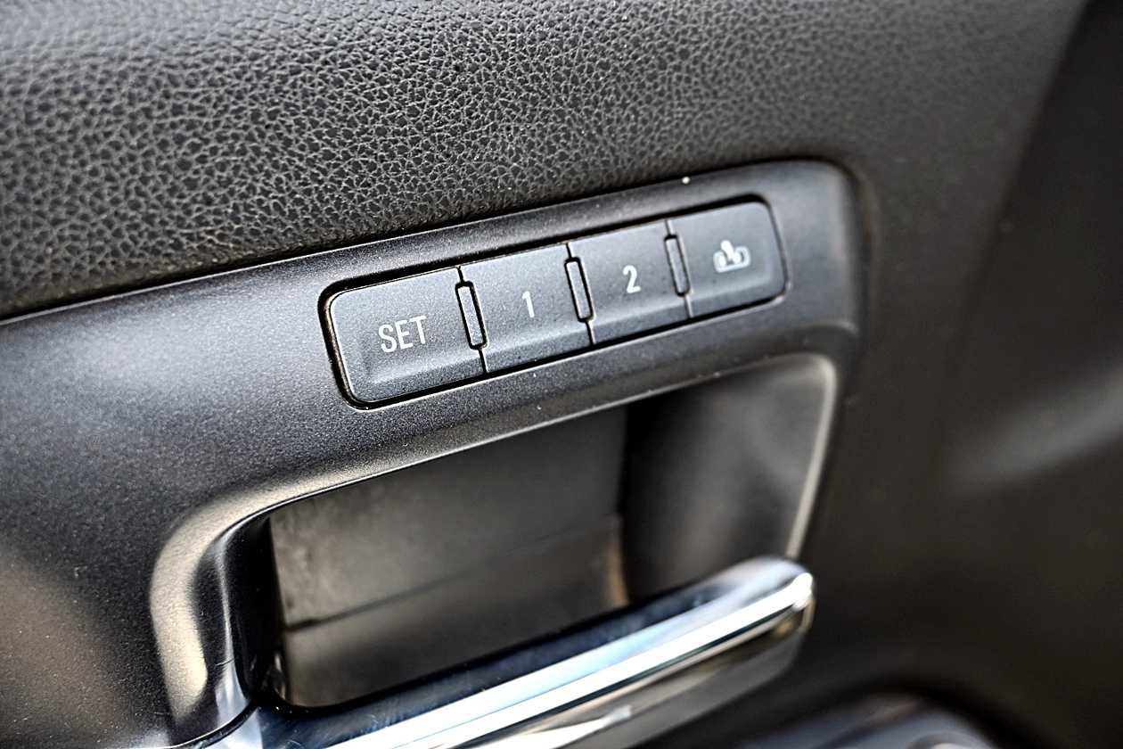 Used 2015 Chevrolet Silverado 3500 LTZ image 17