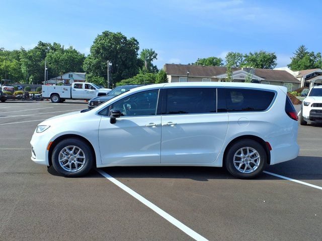 Used 2025 Chrysler Pacifica Select FWD image 30
