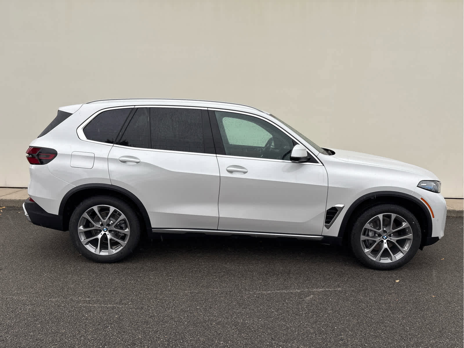New 2026 BMW X5 xDrive40i w/ Climate Comfort Package image 3
