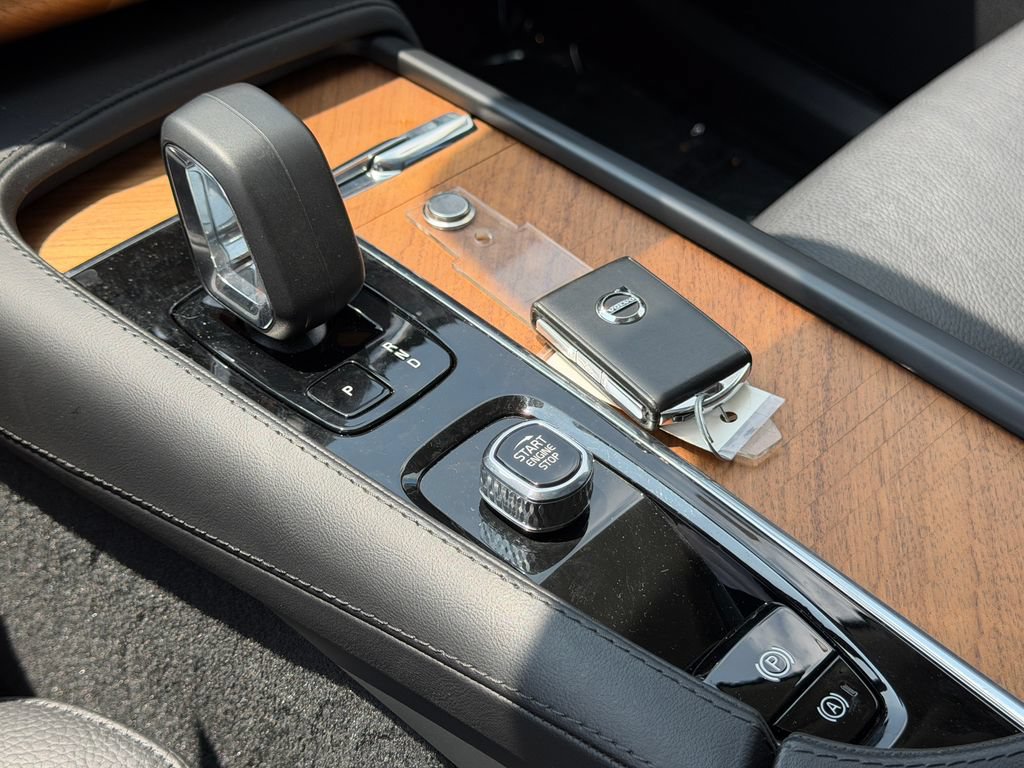Certified 2025 Volvo XC90 T8 Plus w/ Protection Package Premier AWD/4WD image 19