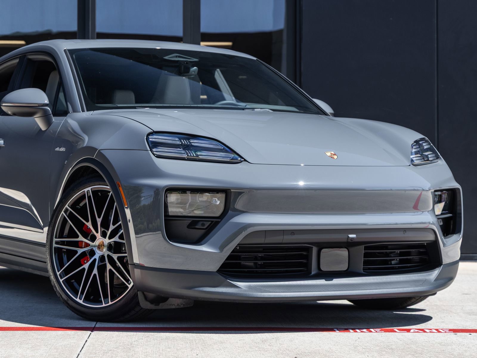 New 2025 Porsche Macan 4S Electric AWD/4WD image 9