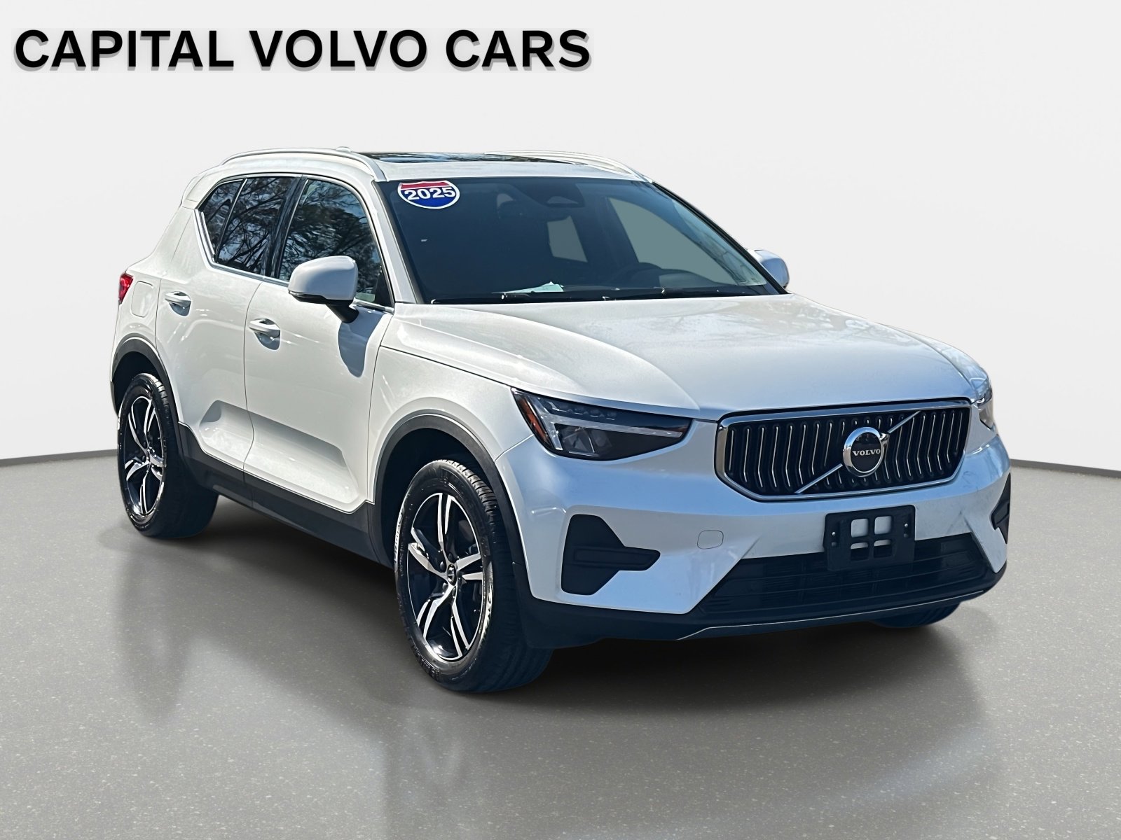 Certified 2025 Volvo XC40 B5 Core image 3