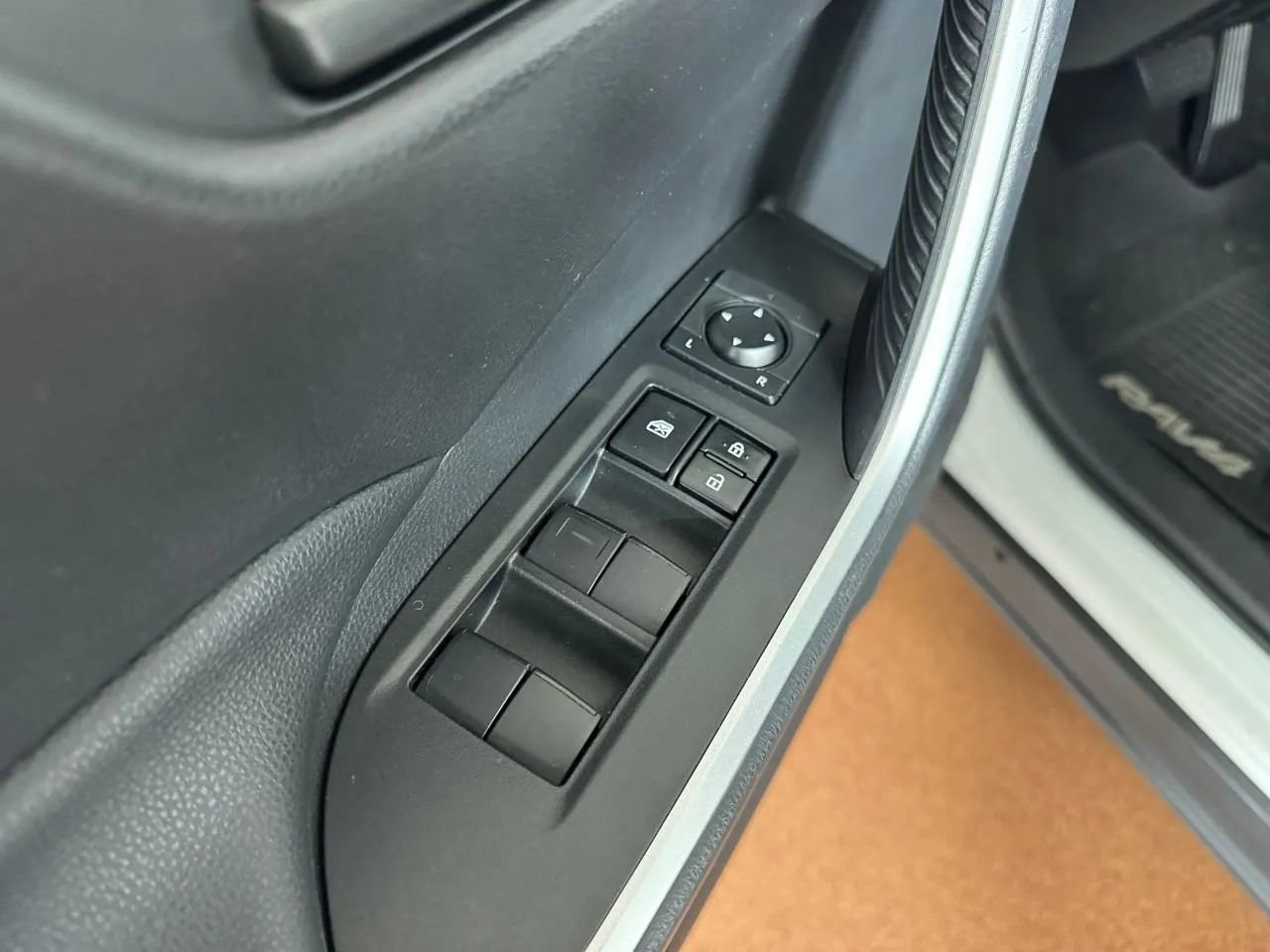 Used 2019 Toyota RAV4 LE AWD/4WD image 15