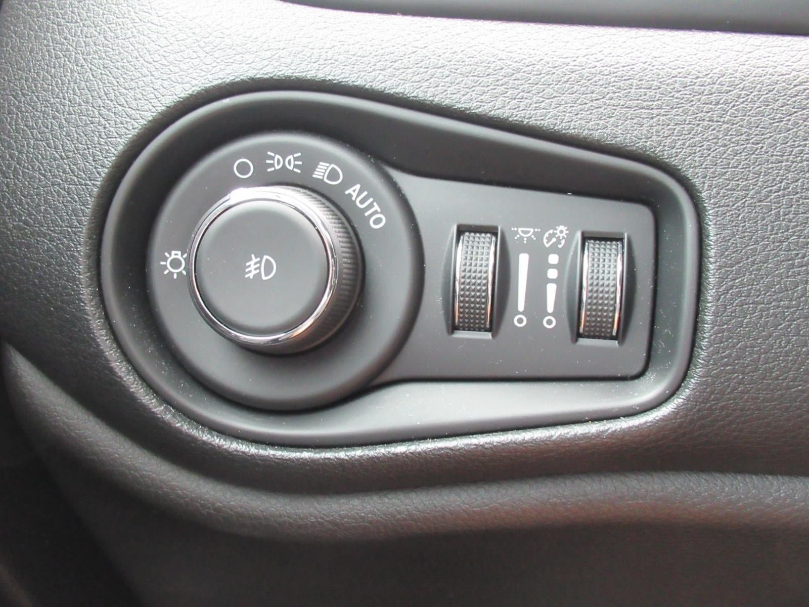 Used 2020 Jeep Renegade Latitude FWD image 21