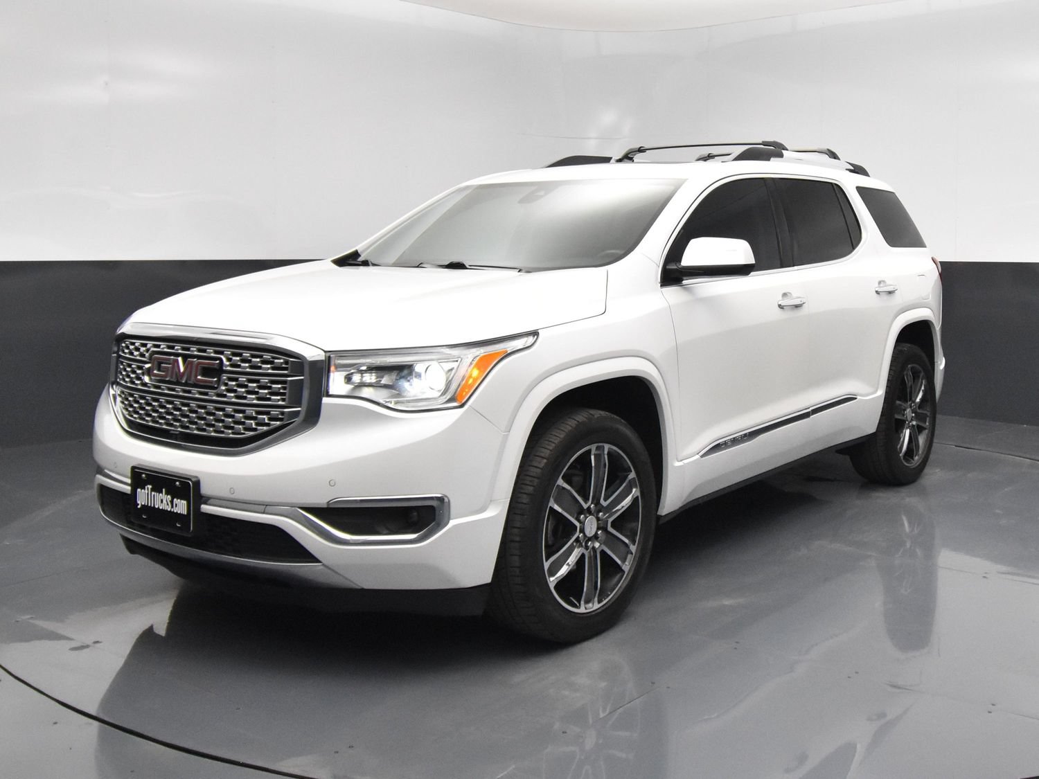 Used 2017 GMC Acadia Denali w/ Technology Package FWD image 2