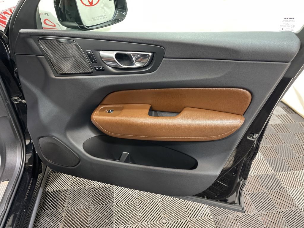 Used 2019 Volvo XC60 T6 Momentum w/ Multimedia Package image 12