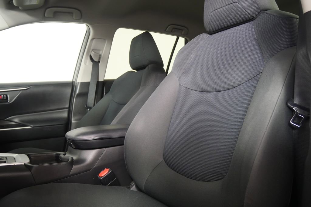 Used 2019 Toyota RAV4 LE FWD image 8