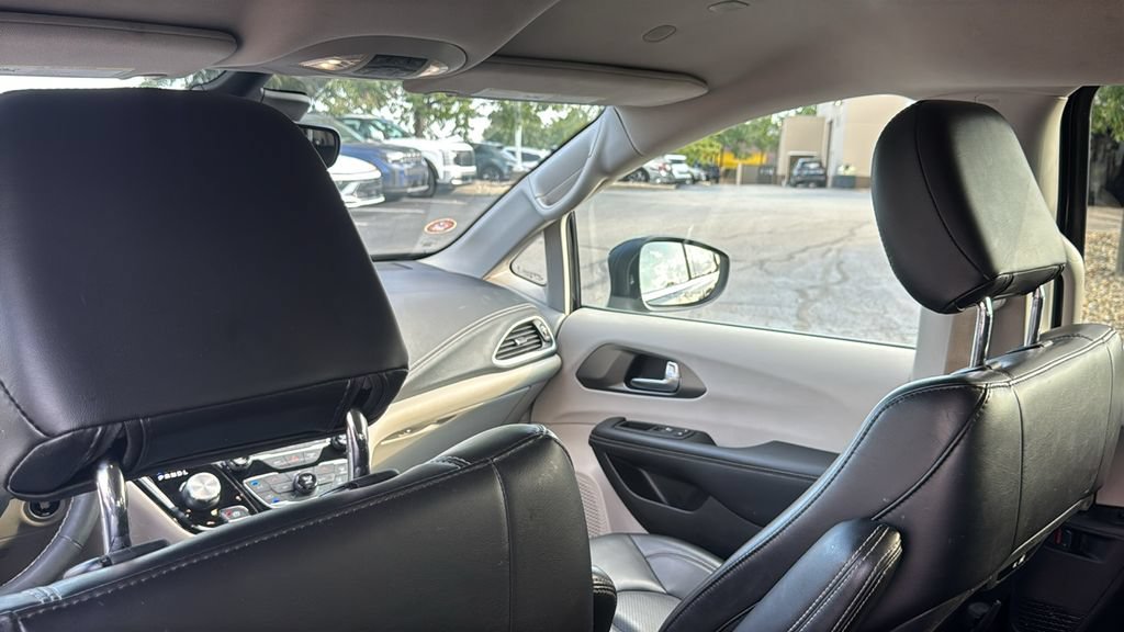 Used 2023 Chrysler Pacifica Touring-L FWD image 32