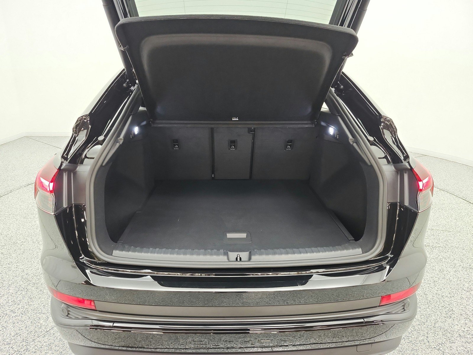 Used 2024 Audi Q4 e-tron Premium Plus w/ Premium Plus AWD/4WD image 19