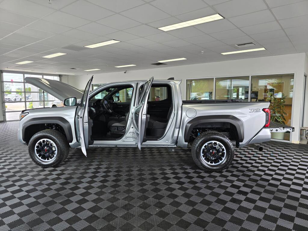 Used 2024 Toyota Tacoma TRD Off-Road AWD/4WD image 15