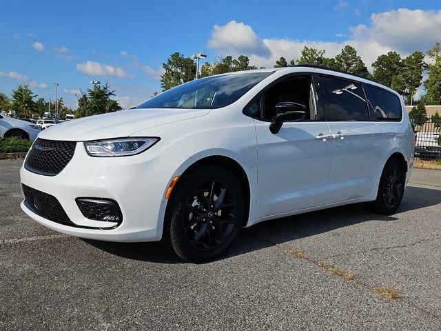 New 2026 Chrysler Pacifica Limited w/ Uconnect Theater Family Group image 3