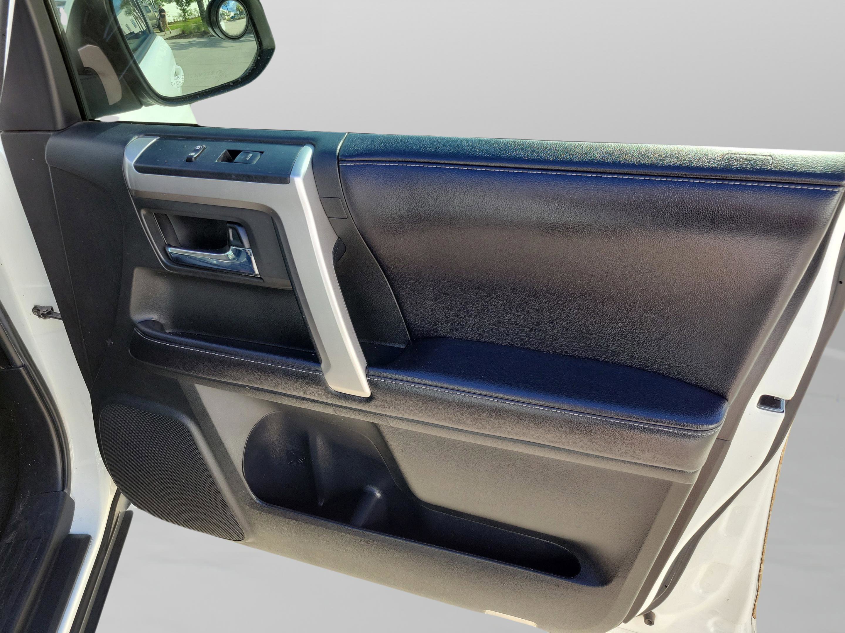 Used 2018 Toyota 4Runner SR5 AWD/4WD image 9