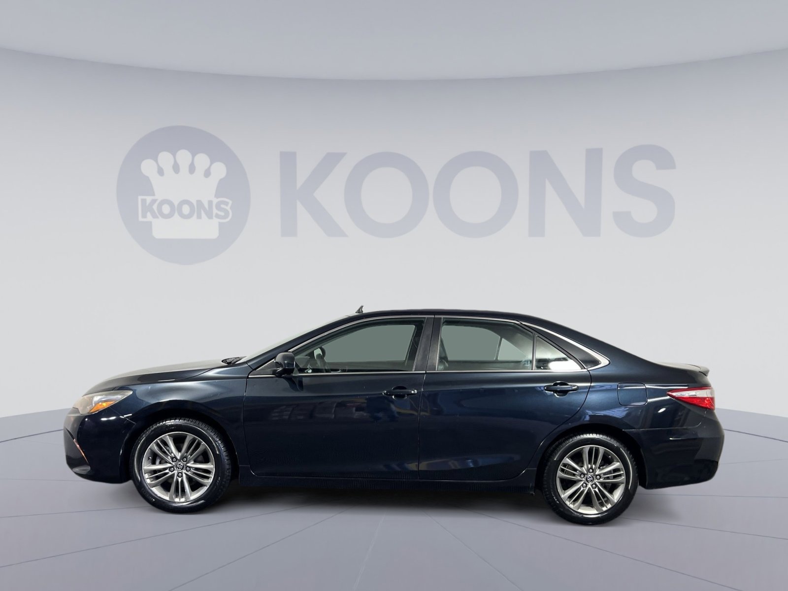 Used 2016 Toyota Camry SE image 2