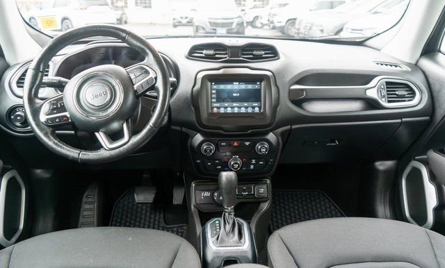 Used 2020 Jeep Renegade Latitude w/ Cold Weather Group image 15