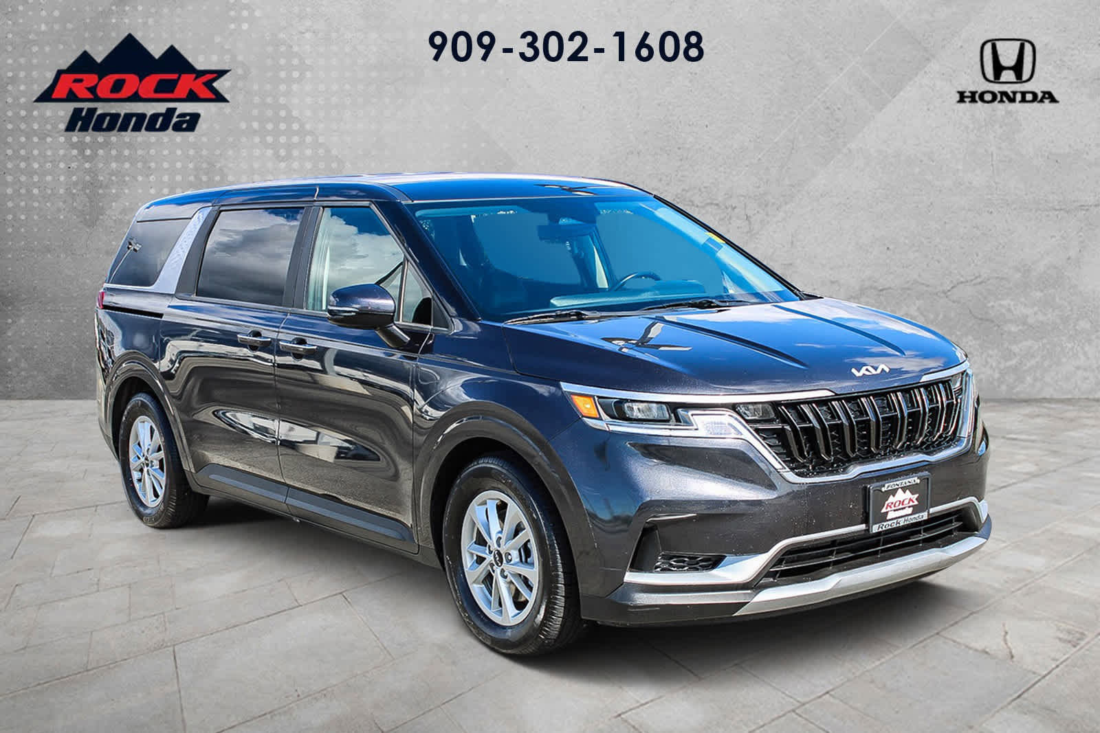 Used 2024 Kia Carnival LX image 3