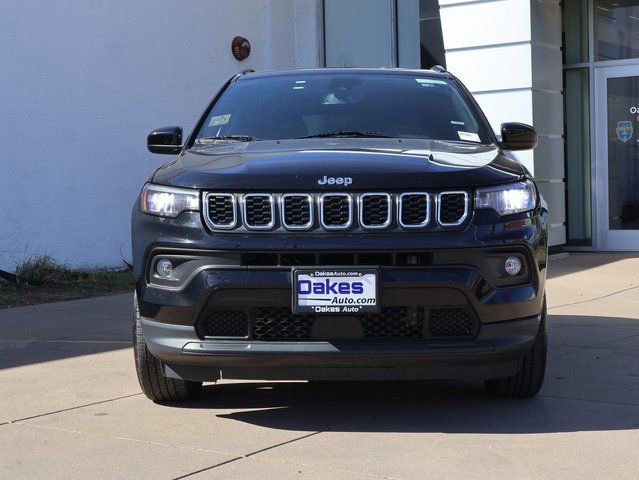 Used 2025 Jeep Compass Latitude w/ Sun & Sound Group image 3