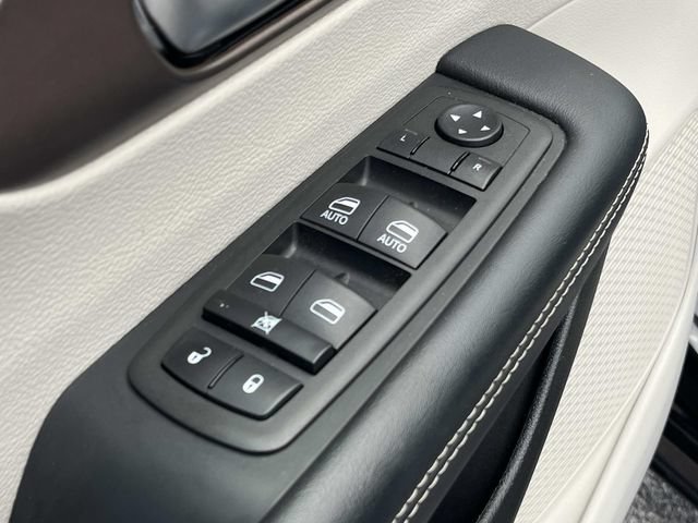 Used 2023 Chrysler Voyager LX FWD image 27