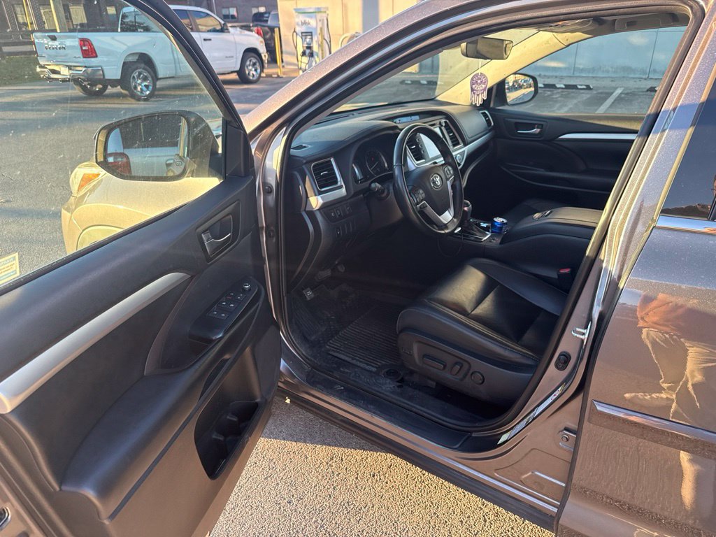 Used 2019 Toyota Highlander XLE AWD/4WD image 5