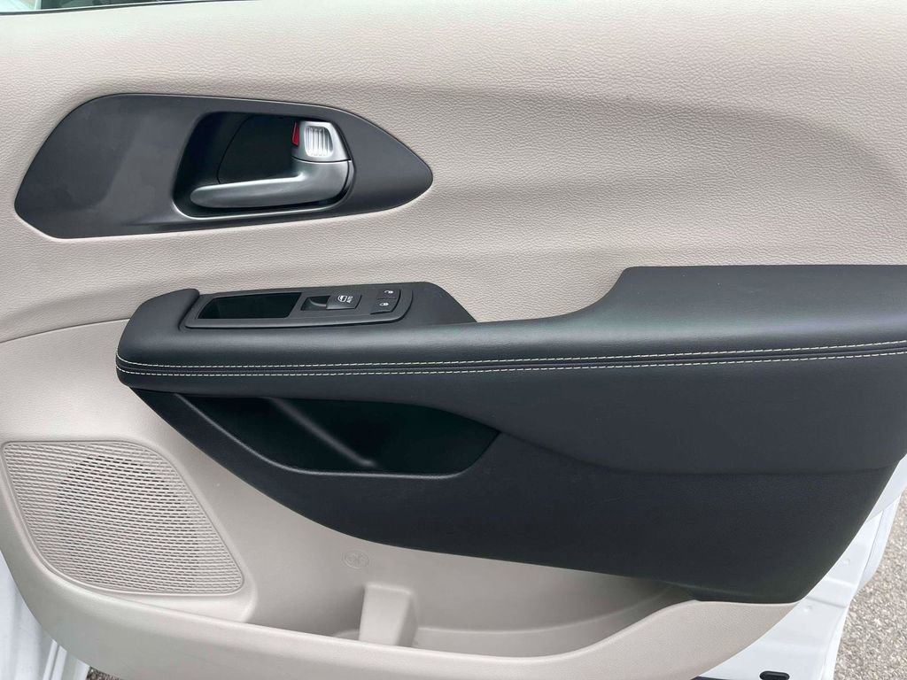 Used 2024 Chrysler Pacifica Touring-L image 10